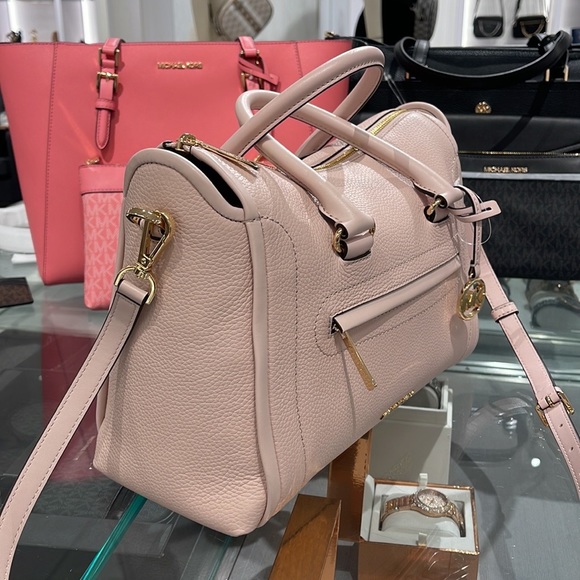 MICHAEL KORS 
Carine Large Pebbled Leather Top Zip Satchel
Powder Blush
NWT - Picture 4 of 16